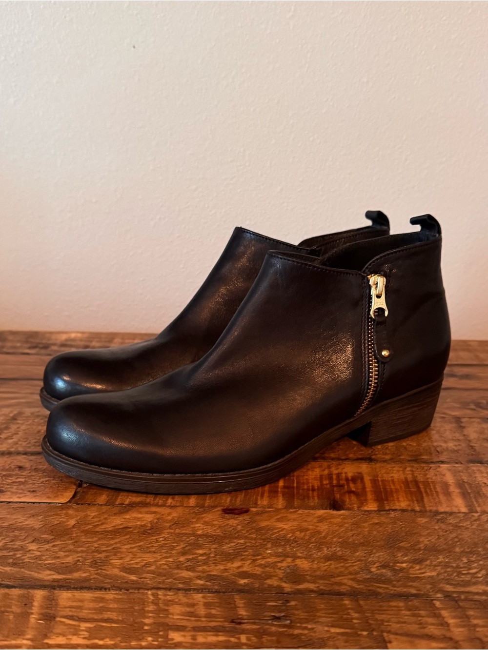 Eric Michael London Style Black Leather Side-Zip Ankle Booties Size 39